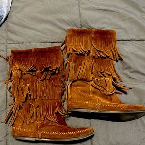 Minnetonka 3 layer fringe boot in brown